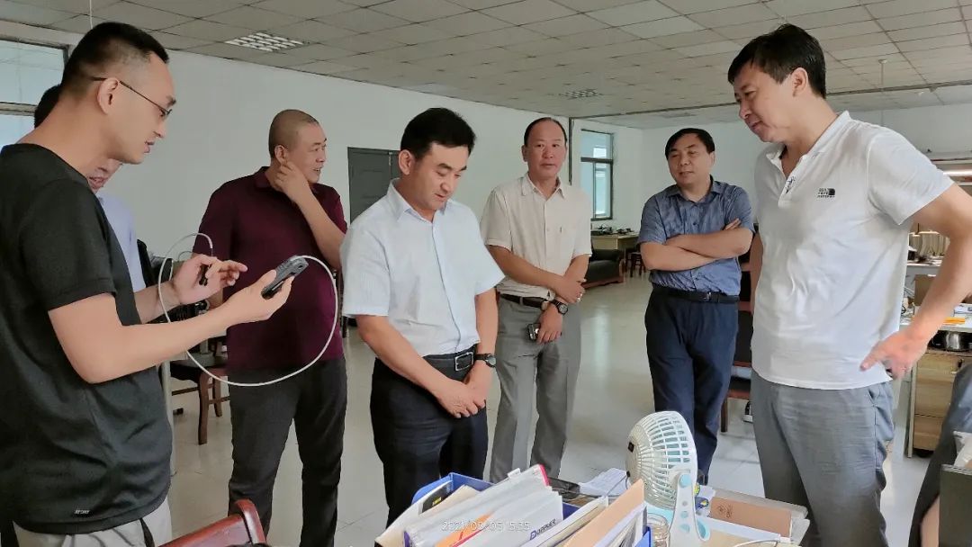 國家（濟寧）高新技術(shù)產(chǎn)業(yè)開發(fā)區(qū)創(chuàng)新創(chuàng)業(yè)服務(wù)中心領(lǐng)導(dǎo)一行蒞臨科電公司調(diào)研考察