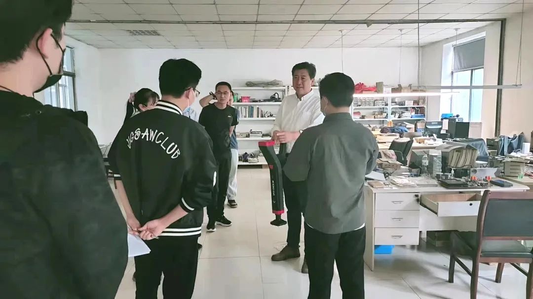 濟寧市制造強市建設(shè)指揮部督導(dǎo)組到科電儀器督導(dǎo)攀登企業(yè)實施項目情況