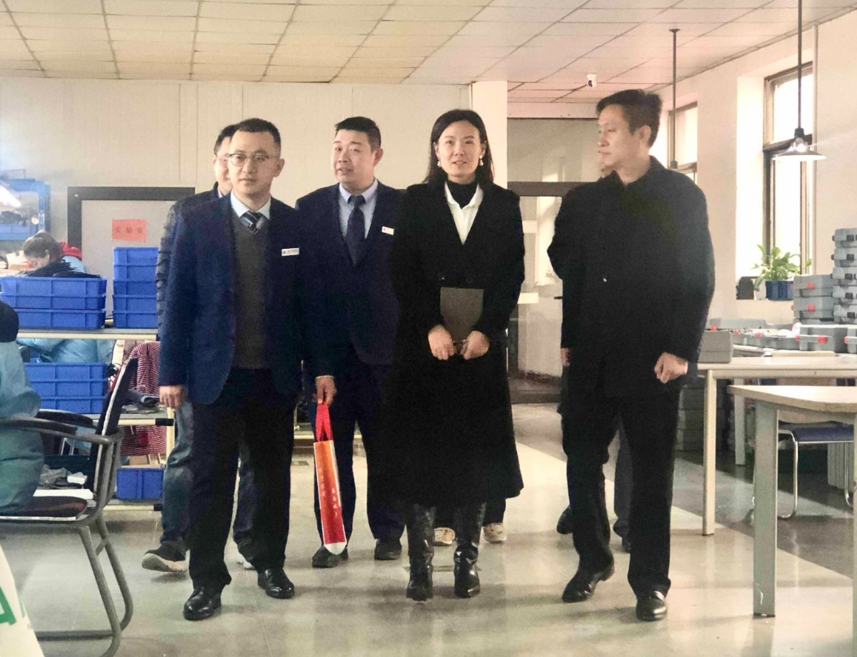 濟寧國家高新區(qū)蓼河智能產(chǎn)業(yè)園攜市農(nóng)商行、高新電視臺領(lǐng)導一行蒞臨科電儀器考察調(diào)研